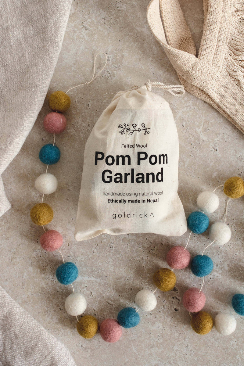 Craftic - Pom Pom Garland