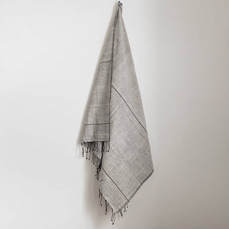 
            
                Load image into Gallery viewer, Myrsky Hand Towel - Grey/Black
            
        